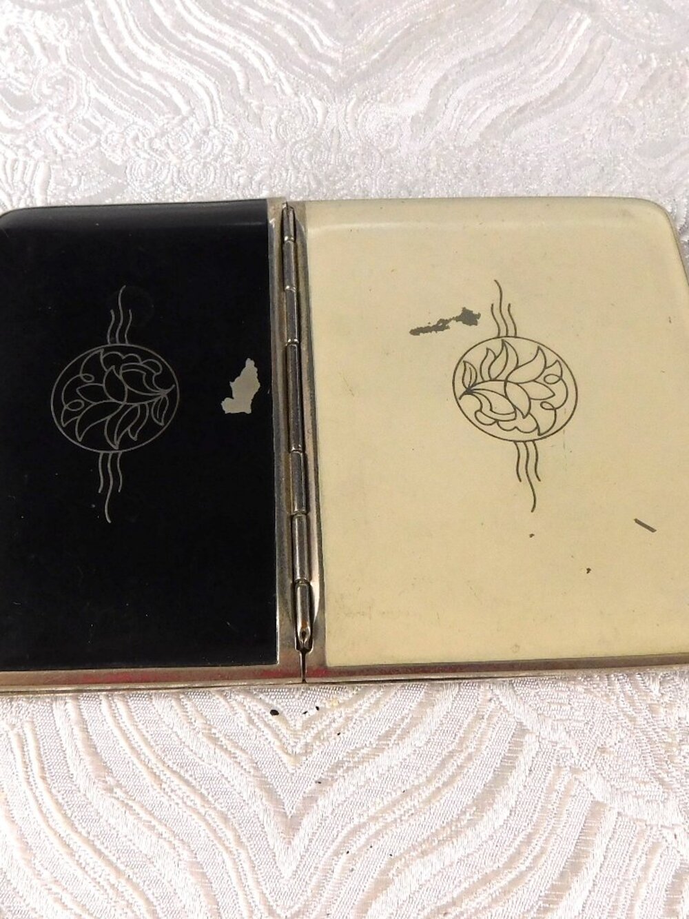 Black and Cream Richard Hudnut Double Compact # 27931